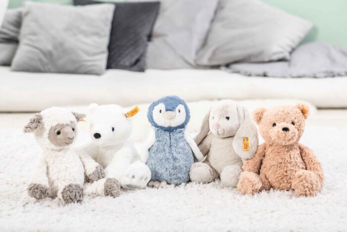 Steiff Hoppie Hase 18 cm hellgrau, Plüschtier Hase mit Schlappohren, Soft Cuddly Friends, flauschiges Stofftieruscheln – Bild 6